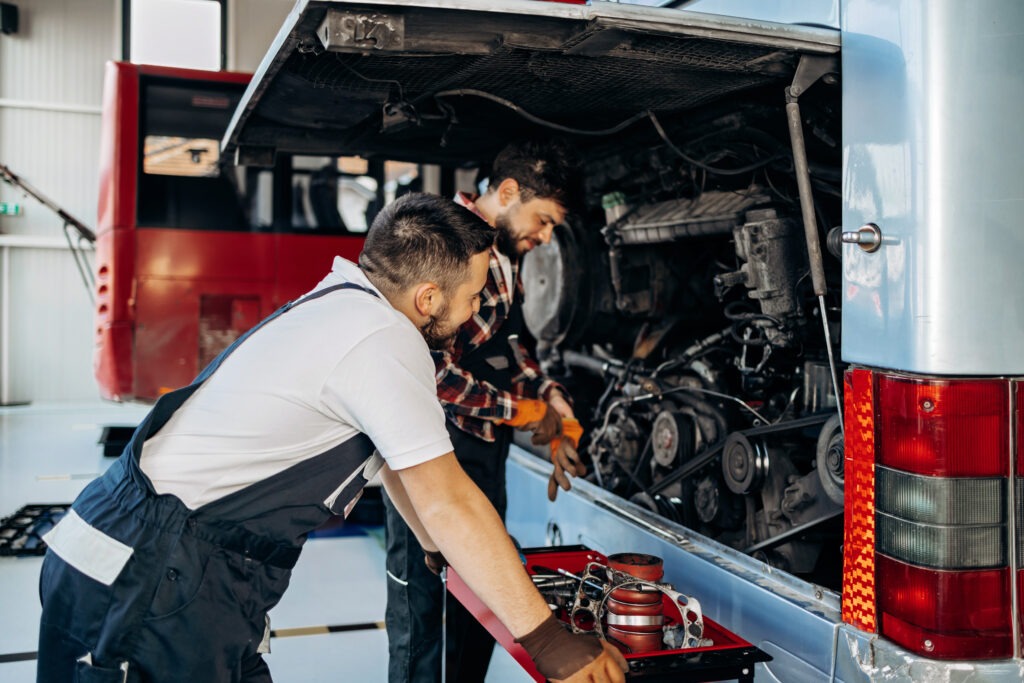 KFZ-Mechaniker bei der Arbeit bei ViaMotion in Neukieritzsch